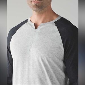 lululemon athletica Bodhi Two-Tone Men’s Henley - Light Gray & Charcoal Med EUC
